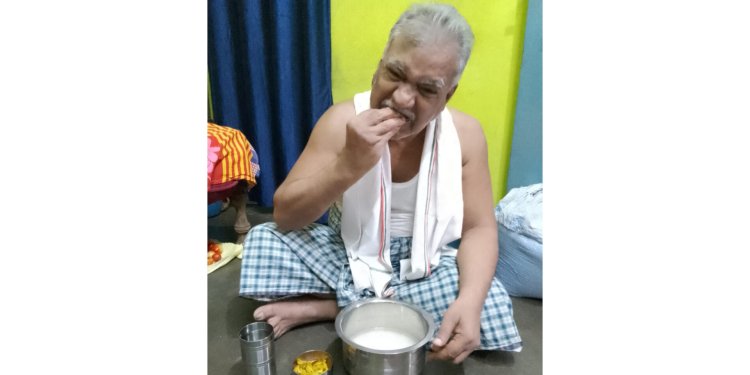 इंटक मजदूर नेता गनपत चौहान ने मजदूर दिवस पर खाया बोरे बासी