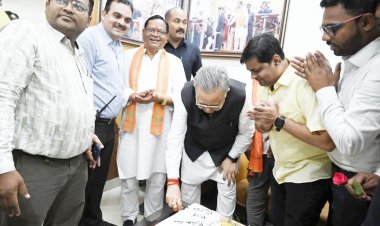 विधानसभा अध्यक्ष डॉ. रमन सिंह को केक कटवाकर अजय रोहरा ने दी जन्मदिन की बधाई