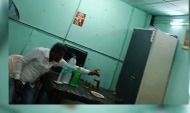दुर्ग नगर निगम के राजस्व विभाग के अतिक्रमण कार्यालय में दारू पार्टी का वीडियो वायरल