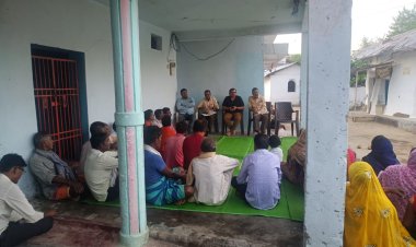 सड़कों में आवारा मवेशियों की रोकथाम करने पशु पालकों और ग्रामीणों को सीईओ ने दी जानकारी