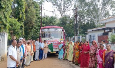 जिला अध्यक्ष प्रकाश बैस ने दर्शनार्थियों को हरी झंडी दिखाकर किया रवाना