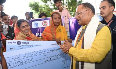 मुख्यमंत्री ने स्व सहायता समूह की महिला सदस्यों को दिया 24 लाख का चेक