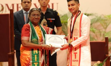 राष्ट्रपति द्रौपदी मुर्मु के हाथों इंजीनियरिंग के होनहार विद्यार्थियों को मिला स्वर्ण पदक