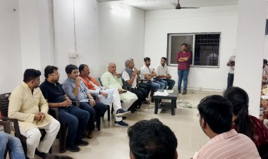 सांसद बृजमोहन ने ली युवा मोर्चा कार्यकर्ताओं की बैठक
