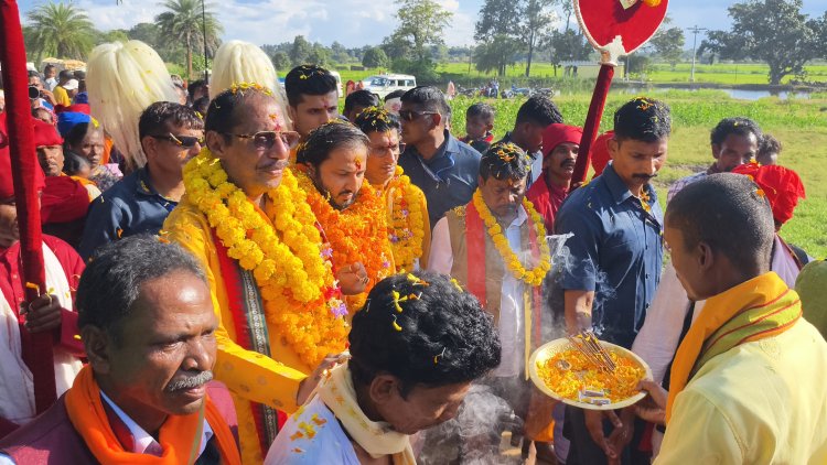 बस्तर दशहरा की बेल न्यौता रस्म पूरी,महाराज कमलचंद भंजदेव,सांसद महेश कश्यप रस्म में रहे मौजूद
