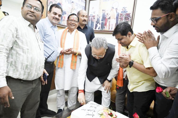 विधानसभा अध्यक्ष डॉ. रमन सिंह को केक कटवाकर अजय रोहरा ने दी जन्मदिन की बधाई
