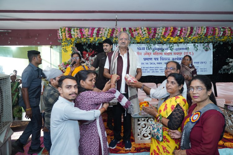 सांसद बृजमोहन ने युवाओं बांटे प्रमाणपत्र,स्वयं का व्यवसाय शुरू करने की दी सलाह