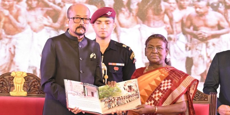 राष्ट्रपति द्रौपदी मुर्मु ने छत्तीसगढ़ की जनजातीय संस्कृति और सशक्तिकरण पर केंद्रित पुस्तकों का किया विमोचन