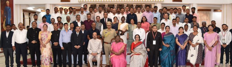 राष्ट्रपति द्रौपदी मुर्मु के साथ राजभवन परिवार ने कराई फोटोग्राफी