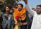 कथावाचक आचार्य पंडित युवराज पांडेय पहुंचे गरियाबंद, अनुयायियों ने पुष्प वर्षा और आतिशबाजी के साथ किया भव्य स्वागत