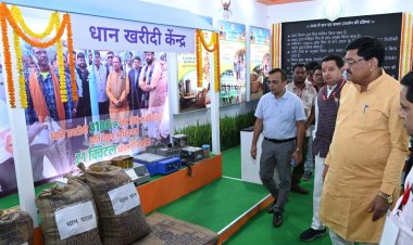 खाद्य मंत्री दयाल दास बघेल ने राज्योत्सव में विभागीय विकास प्रदर्शनी का किया अवलोकन