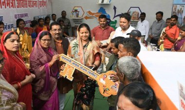 मंत्री लक्ष्मी राजवाड़े ने पहाड़ी कोरवा हितग्राहियों को सौंपी आवास की चाबी