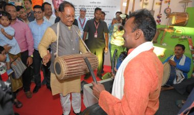 मुख्यमंत्री विष्णुदेव साय ने मांदर बजाकर वादकों का उत्साह बढ़ाया, परंपरागत वाद्ययंत्रों को सुना