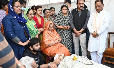 पूर्व सांसद गोपाल व्यास का निधन,मुख्यमंत्री साय ने पार्थिव शरीर पर अर्पित की पुष्पांजलि