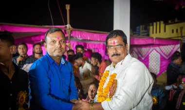 क्रिकेट प्रतियोगिता के समापन में शामिल हुए पूर्व नगर पंचायत अध्यक्ष नागेन्द्र शुक्ला