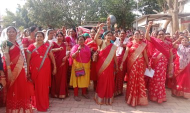 नगरी ब्लॉक के आंगनबाड़ी कार्यकर्ताओं एवं सहायिकाओं ने किया धरना प्रदर्शन