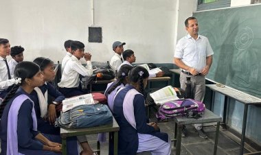 शिक्षा सचिव सिद्धार्थ कोमल सिंह परदेशी बने शिक्षक, छात्रों को सिखाया कृत्रिम उपग्रह का विज्ञान