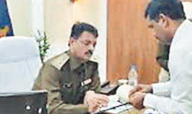 ऊपर वाला सब देख रहा है,रेड सिग्नल जम्प करने पर एसपी साहब को भरना पड़ा चालान