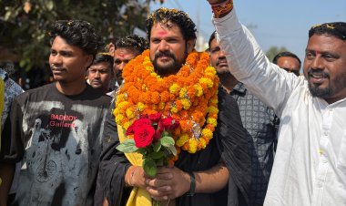 कथावाचक आचार्य पंडित युवराज पांडेय पहुंचे गरियाबंद, अनुयायियों ने पुष्प वर्षा और आतिशबाजी के साथ किया भव्य स्वागत