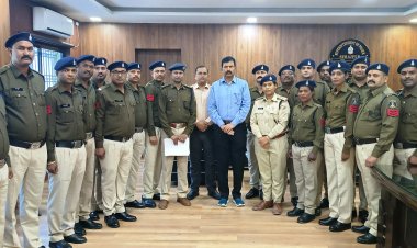 एसएसपी ने 17 आरक्षकों को फीता लगाकर प्रधान आरक्षक के पद पर दी पदोन्नति