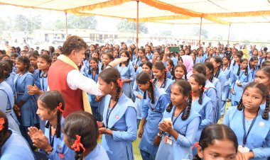 भाजपा प्रदेश अध्यक्ष विधायक किरण देव ने छात्राओं को किया साइकिल वितरण