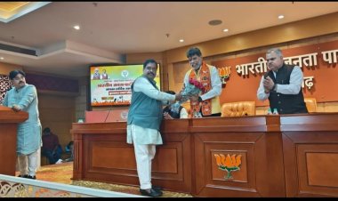 प्रदेश अध्यक्ष किरण देव से धमतरी भाजपा जिलाध्यक्ष प्रकाश बैस ने की मुलाकात