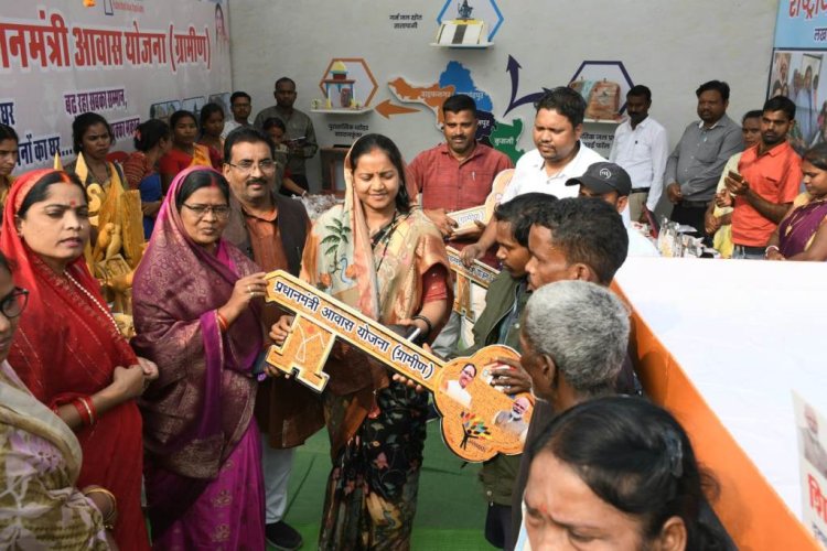 मंत्री लक्ष्मी राजवाड़े ने पहाड़ी कोरवा हितग्राहियों को सौंपी आवास की चाबी