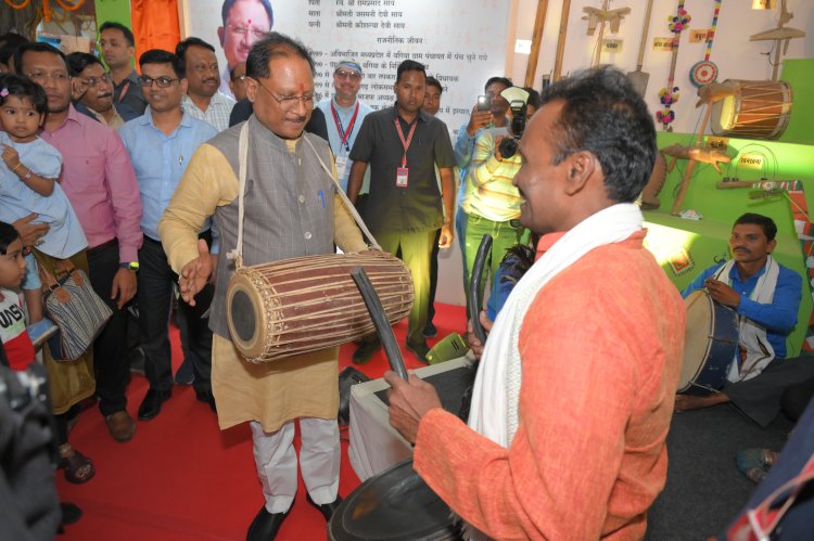 मुख्यमंत्री विष्णुदेव साय ने मांदर बजाकर वादकों का उत्साह बढ़ाया, परंपरागत वाद्ययंत्रों को सुना