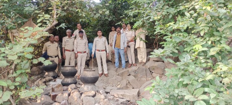 जंगल में बन रही थी शराब,आबकारी विभाग ने छापा मारकर नष्ट किया 4500 किलो महुआ लाहन