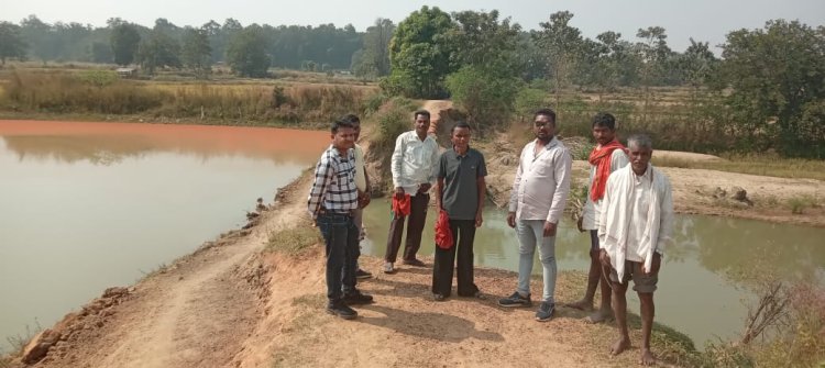 कलेक्टरों से मिले ग्रामीण, गोविंदपुर से बटनहर्रा डोगाडुला नगरी मुख्यालय से जोड़ने तालाब मेड पुटान कार्य मरम्मत की मांग की