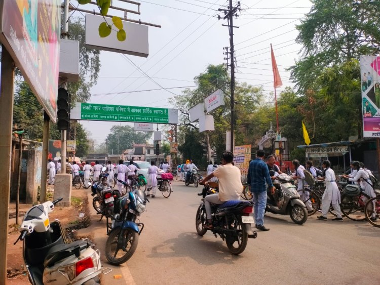 रेल्वे स्टेशन,थाना,कचहरी, नवधा चौक और स्कूल को जोड़ने वाले अग्रसेन चौक में हर दिन जाम की स्थिति