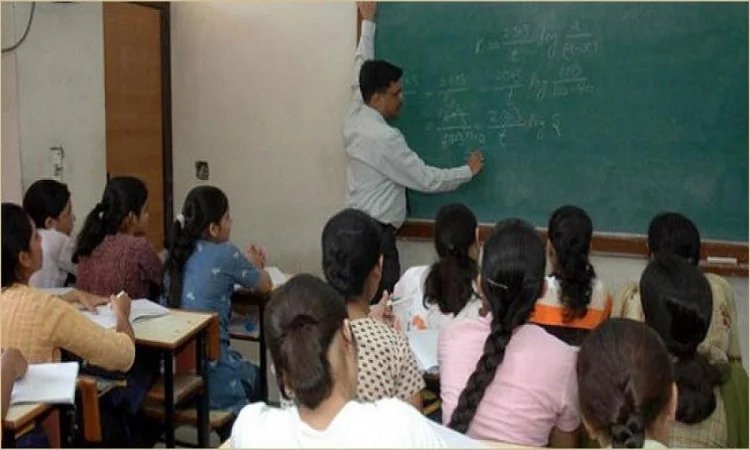 यूनिवर्सिटी और कॉलेजों में प्रोफेसर बनने, अब नहीं पड़ेगी पीएचडी की आवश्यकता, भर्ती नियमों में बदलाव की है तैयारी