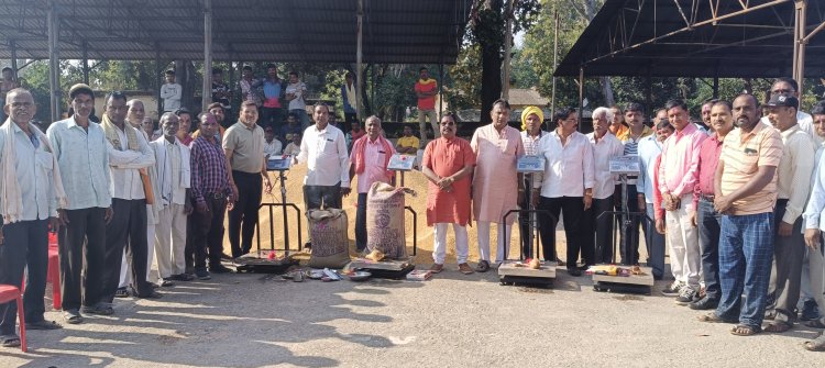 नगरी सोसायटी में प्रकाश बैस भाजपा जिलाध्यक्ष के आतिथ्य में पूजा अर्चना कर धान खरीदी का शुभारंभ