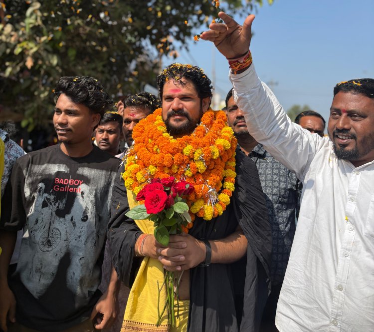 कथावाचक आचार्य पंडित युवराज पांडेय पहुंचे गरियाबंद, अनुयायियों ने पुष्प वर्षा और आतिशबाजी के साथ किया भव्य स्वागत