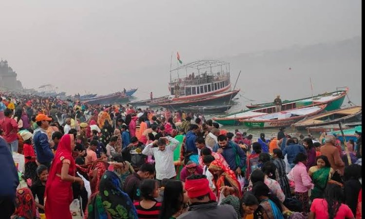 कार्तिक पूर्णिमा के अवसर पर श्रद्धालुओं ने लगाई पवित्र गंगा में  डुबकी, जानिए इस पर्व का महत्व