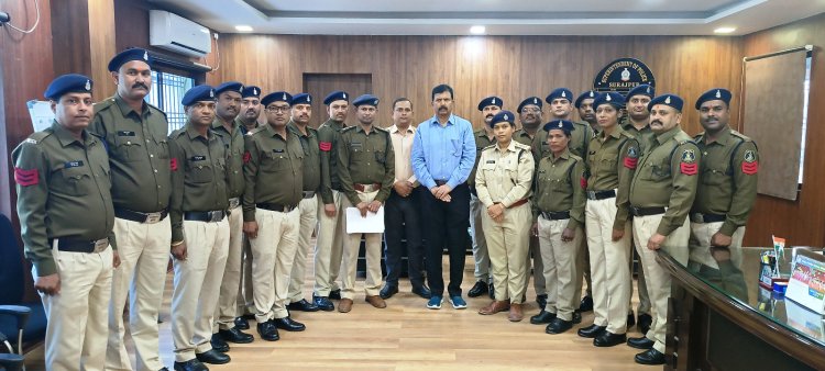 एसएसपी ने 17 आरक्षकों को फीता लगाकर प्रधान आरक्षक के पद पर दी पदोन्नति