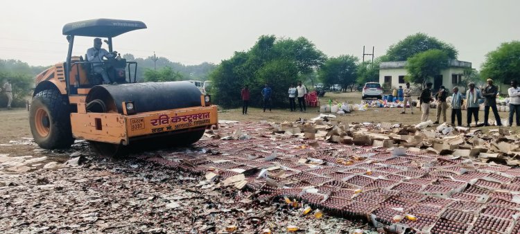 बलौदाबाजार-भाटापारा पुलिस ने अवैध शराब को रोलर चला कर किया नष्ट