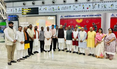 लोकसभा अध्यक्ष ओम बिरला पहुंचे रायपुर,विधानसभा अध्यक्ष डॉ. रमन सिंह ने किया आत्मीय स्वागत