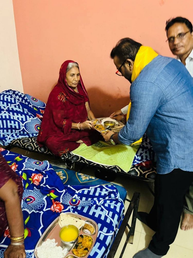 वक्ता मंच द्वारा वृद्धाश्रम में दीपावली मिलन का आयोजन