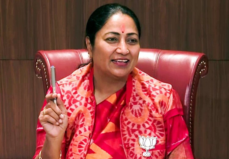 दिल्ली में छठ महापर्व पर सरकारी छुट्टी का ऐलान: CM रेखा गुप्ता की पहल, रेलवे ने स्टेशनों पर बजाए छठ गीत