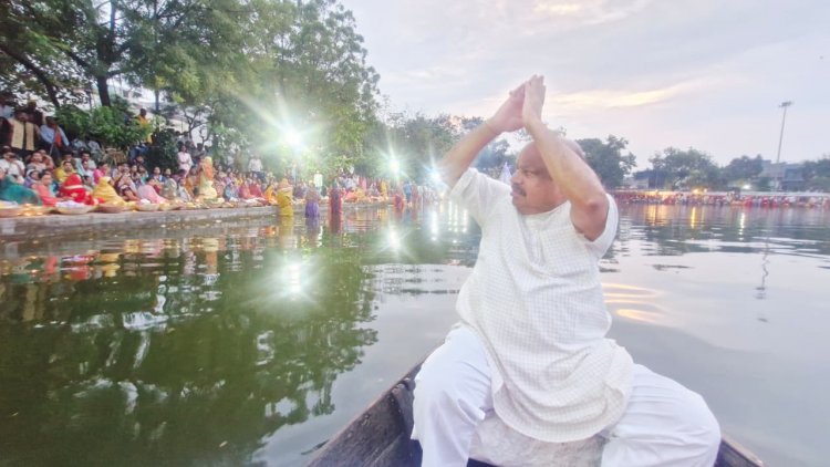 नाव पर पहुंचे विधायक पुरंदर मिश्रा, उगते सूर्य को अर्घ्य देने उमड़ी आस्था की भीड़