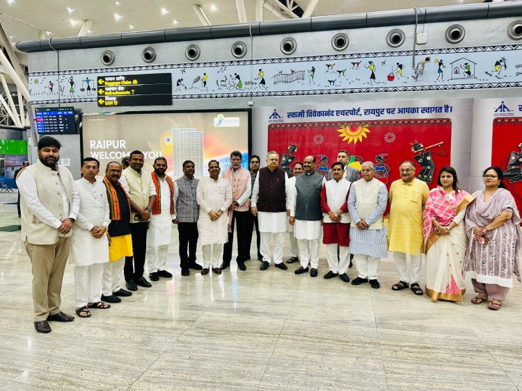 लोकसभा अध्यक्ष ओम बिरला पहुंचे रायपुर,विधानसभा अध्यक्ष डॉ. रमन सिंह ने किया आत्मीय स्वागत