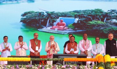 प्रधानमंत्री नरेंद्र मोदी ने राज्योत्सव स्थल पर विभिन्न विभागों की प्रदर्शनी का किया शुभारंभ