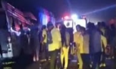 भीषण सड़क हादसे में 18 लोगों की मौत,सड़क किनारे खड़े ट्रक में घुसी टूरिस्ट बस