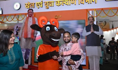 बस्तर ओलम्पिक के शुभंकर  के साथ सेल्फी लेने बच्चों से लेकर बड़ों में उत्साह