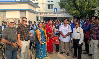 क्षेत्रीय विधायक के हाथों से साइकिल पाकर खिल उठे बच्चों के चेहरे