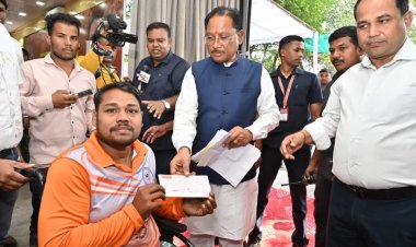 जनदर्शन में सीएम ने सुना दुख-दर्द, की सहायता