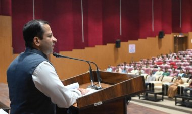 स्कूल शिक्षा सचिव ने ली प्राचार्यों की बैठक,कहा-बोर्ड परीक्षा मे बेहतर परिणाम लाने करें सामूहिक प्रयास