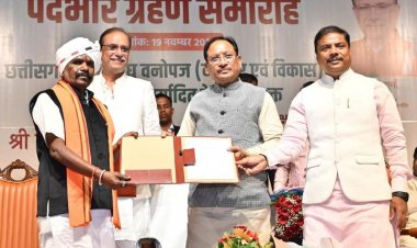 सीएम साय के समक्ष लघु वनोपज सहकारी संघ के नवनियुक्त अध्यक्ष और उपाध्यक्ष  ने ग्रहण किया पदभार