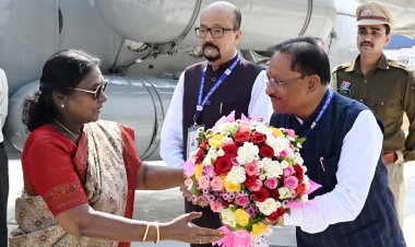 Breaking : अंबिकापुर पहुंचने पर राष्ट्रपति द्रौपदी मुर्मू का राज्यपाल और मुख्यमंत्री ने किया स्वागत